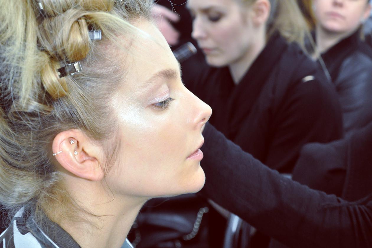 Backstage sfilata Moschino: effetto glow