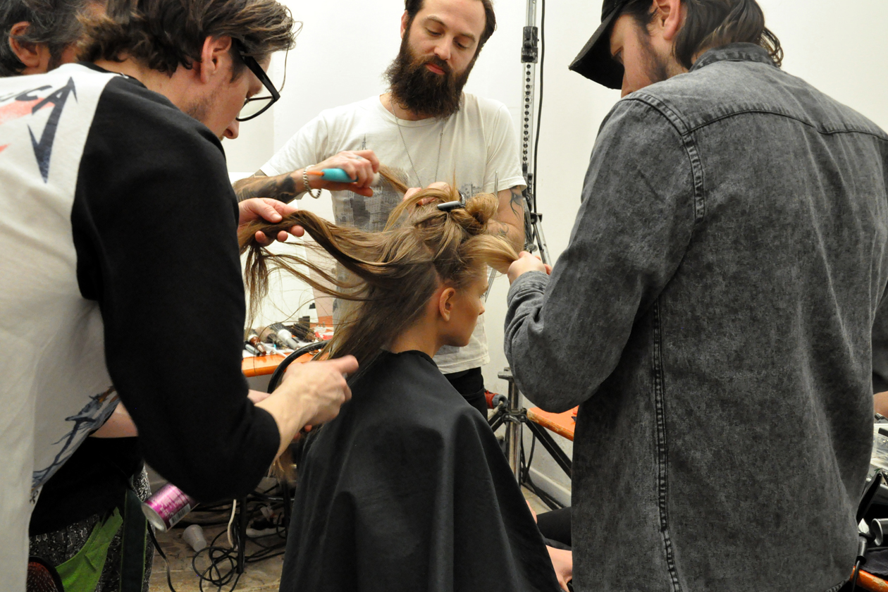 Backstage sfilata Moschino: gli hair stylist nel backstage