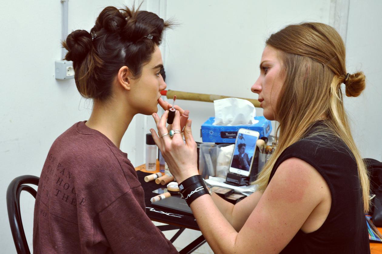 Backstage sfilata Moschino: il trucco labbra