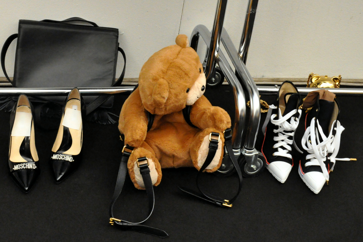 Backstage sfilata Moschino: la mascotte della sfilata