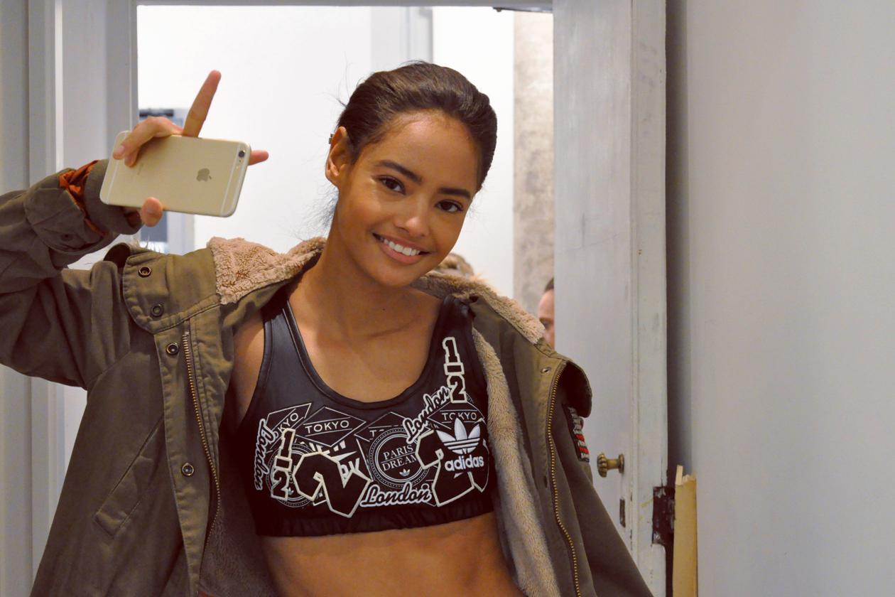 Backstage sfilata Moschino: la modella Malaika Firth