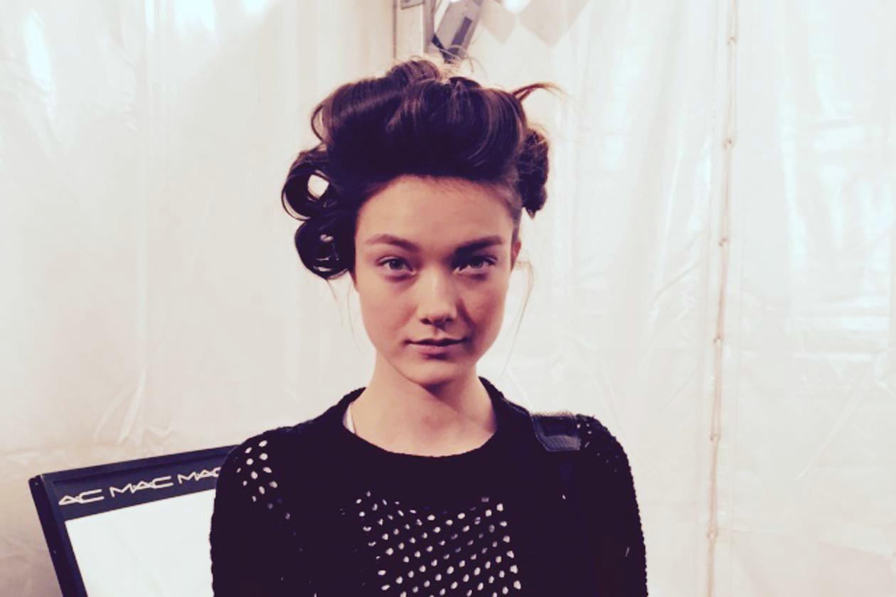 Backstage sfilata Moschino: la modella Yumi Lambert