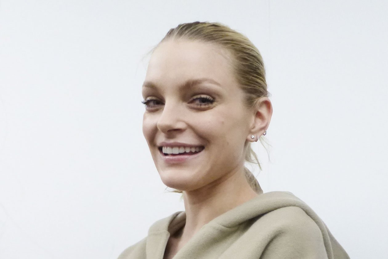 Backstage sfilata N°21: Jessica Stam pronta per il fitting