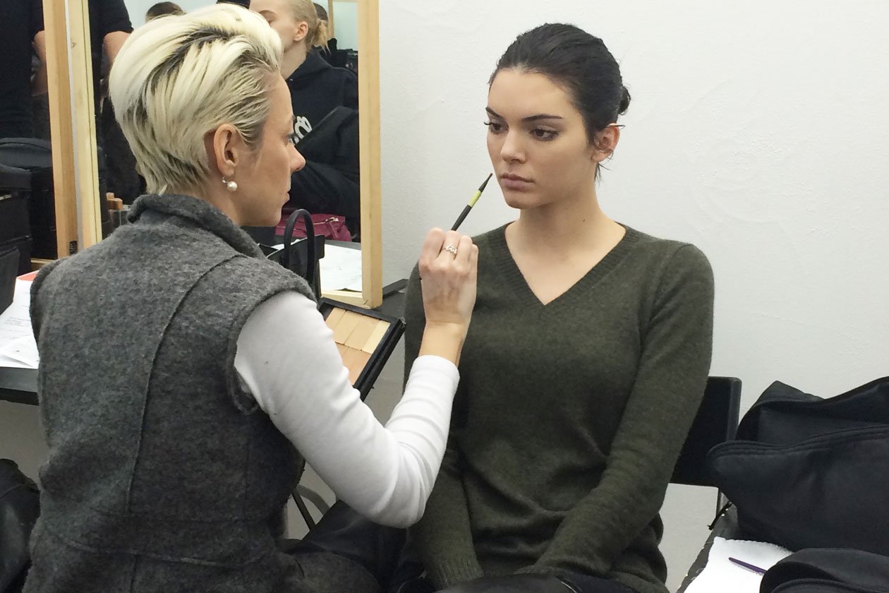 Backstage sfilata N°21: Kendall Jenner al trucco