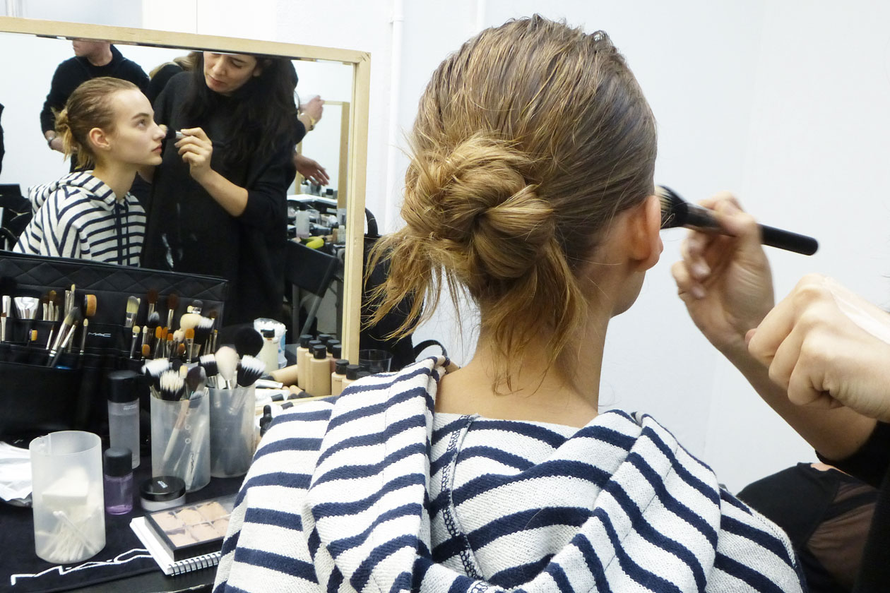 Backstage sfilata N°21: Uno chignon volutamente imperfetto