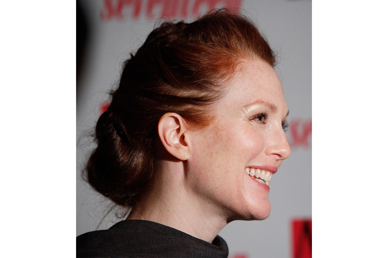 CLASSY CHIGNON: un raccolto classico è l’hairdo preferito da Julianne Moore (2009)