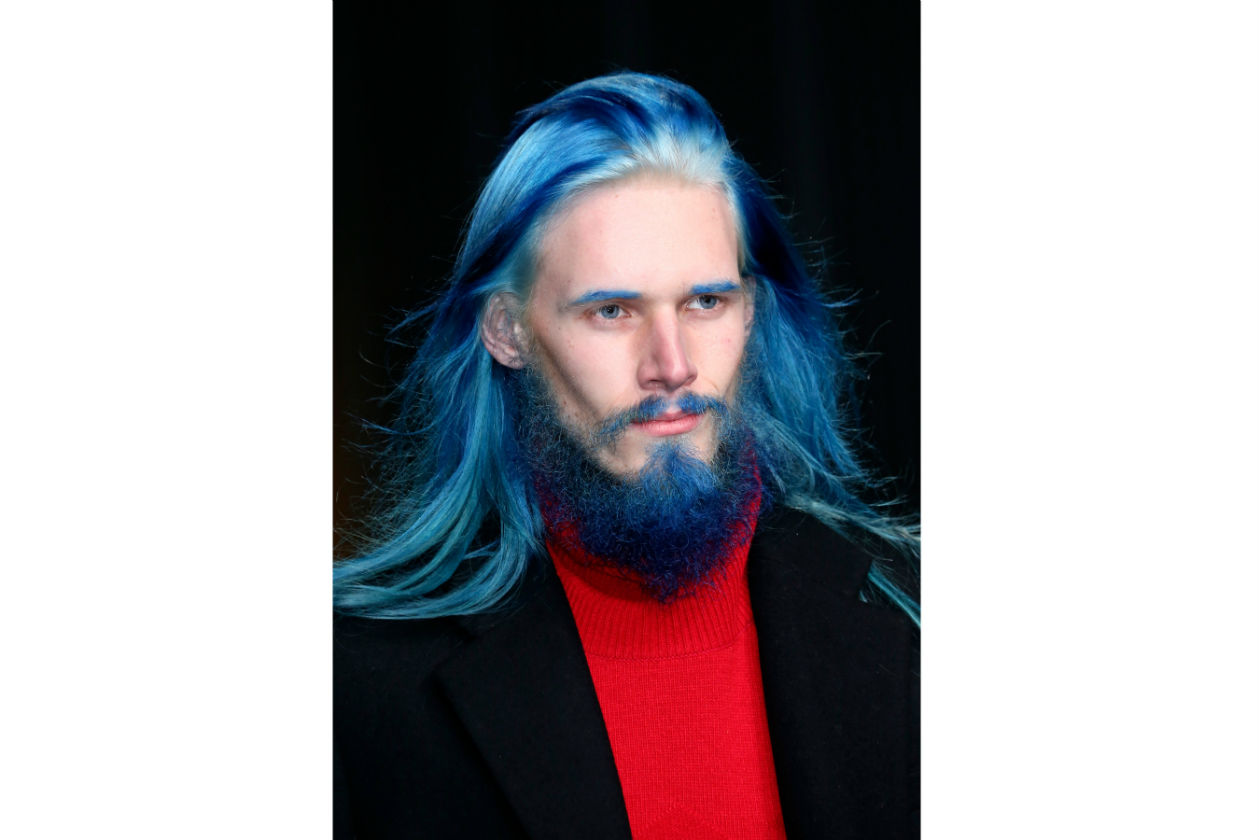 Decisamente fantasiosa la barba proposta da D.Gnak: blu, lunga e leggermente incolta