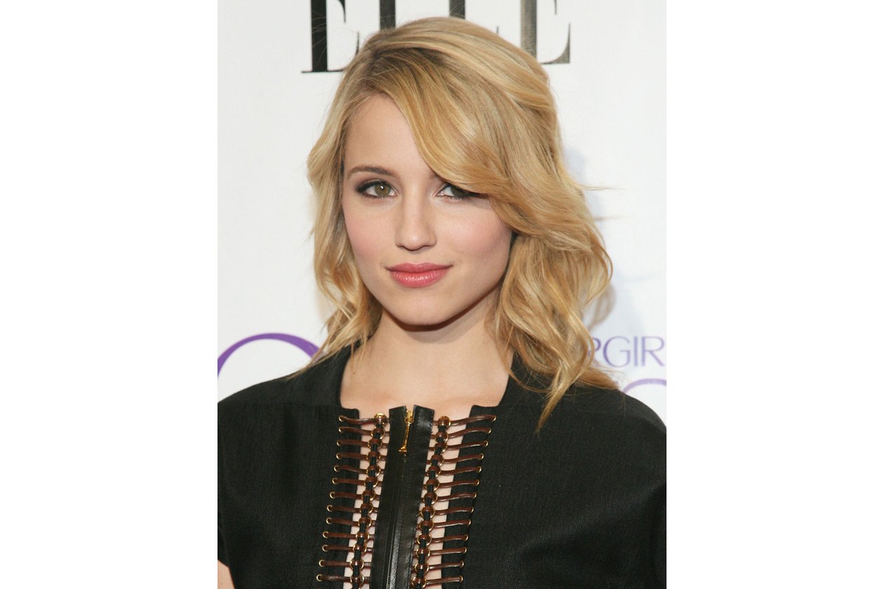 Dianna Agron capelli: effetto mosso con ciuffo laterale