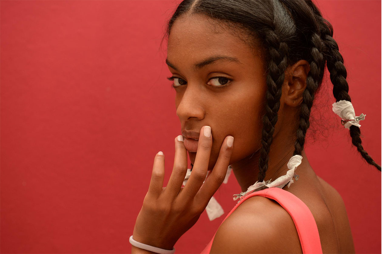 Manicure rosa per la modella di Stella Jean