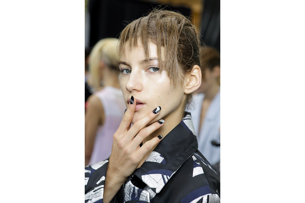 Smalti scuri: black & silver nail art