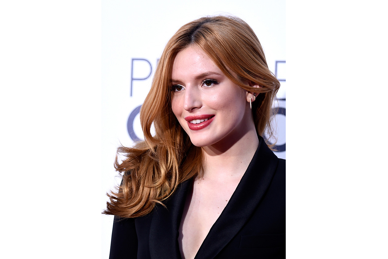 Sopracciglia ad angolo morbido come Bella Thorne