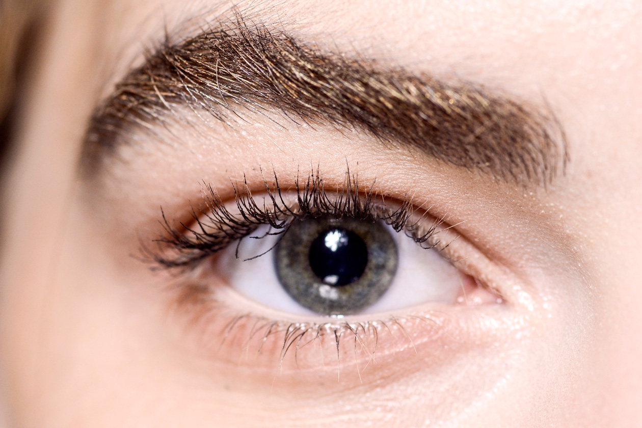 Tendenze sopracciglia Primavera/Estate 2015: sticky eyebrows