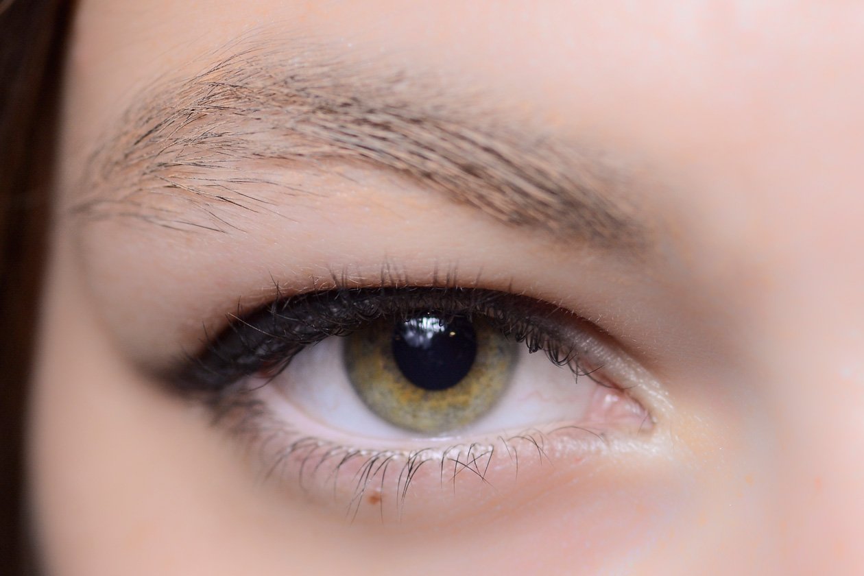 Tendenze sopracciglia Primavera/Estate 2015: sticky eyebrows