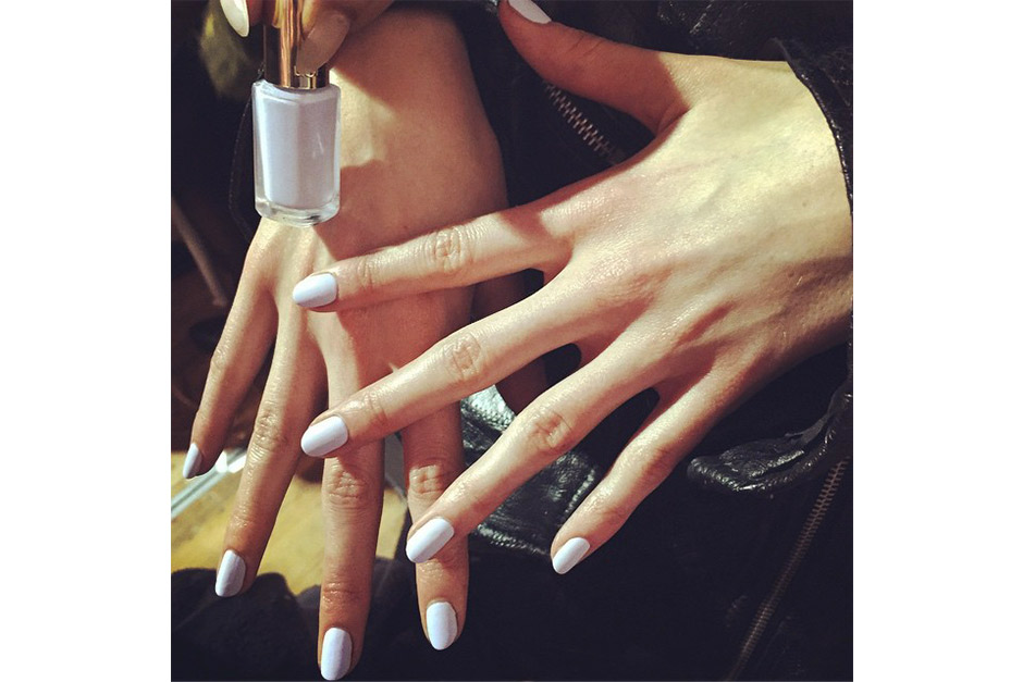 Trend unghie AI 15-16 dalla LFW: lilac nails