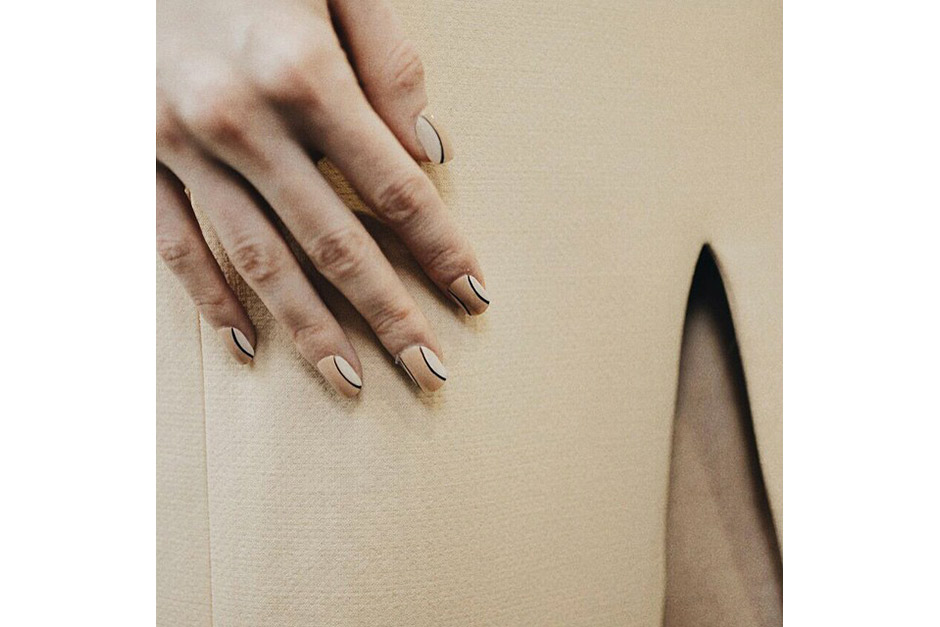 Trend unghie AI 15-16 dalla LFW: nude nail art