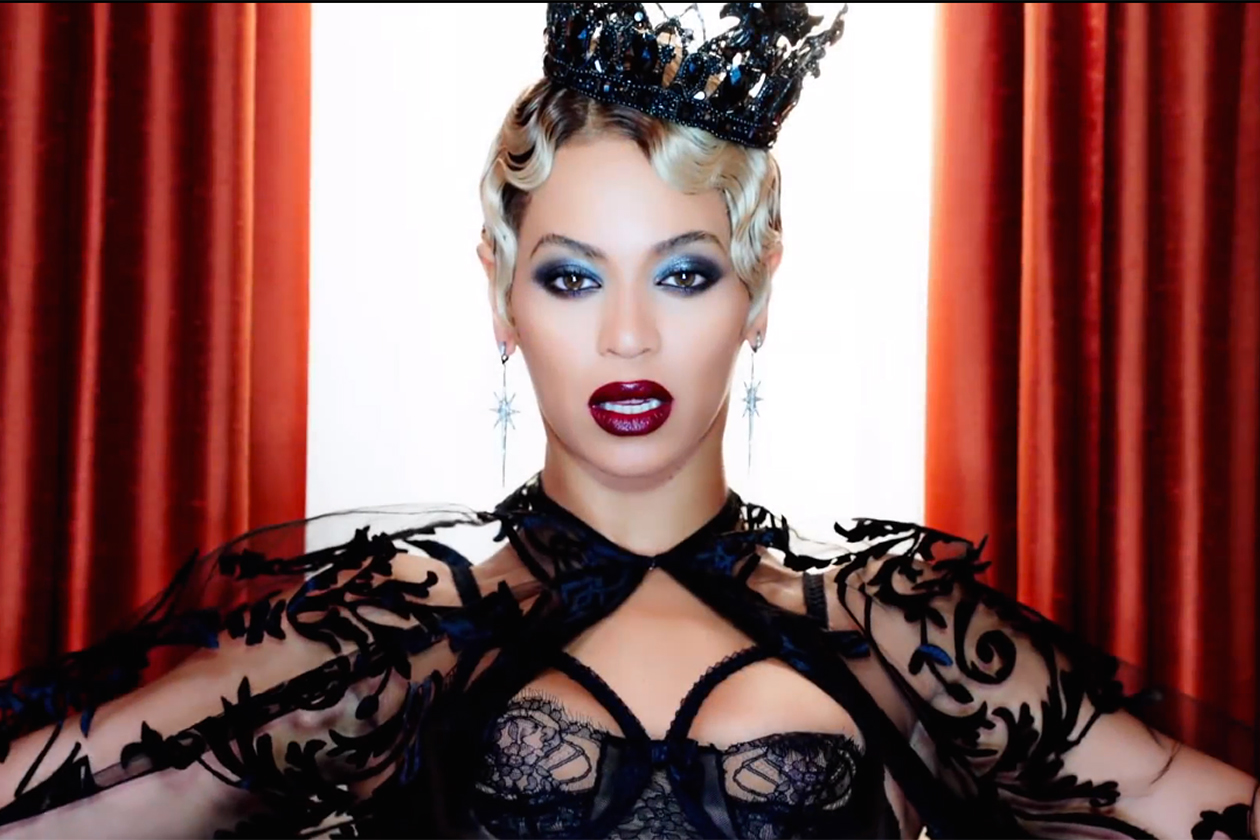 Beyoncé: trucco con smokey eyes e rossetto bordeaux