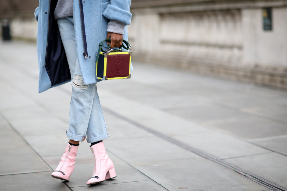 ACCESSORI COOL DALLO STREET STYLE: gli stivaletti rosa