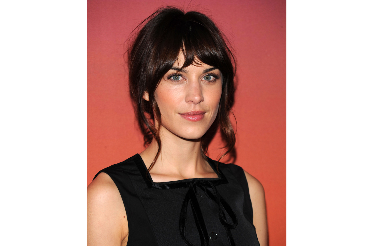 Alexa Chung capelli: raccolto con ciocche libere