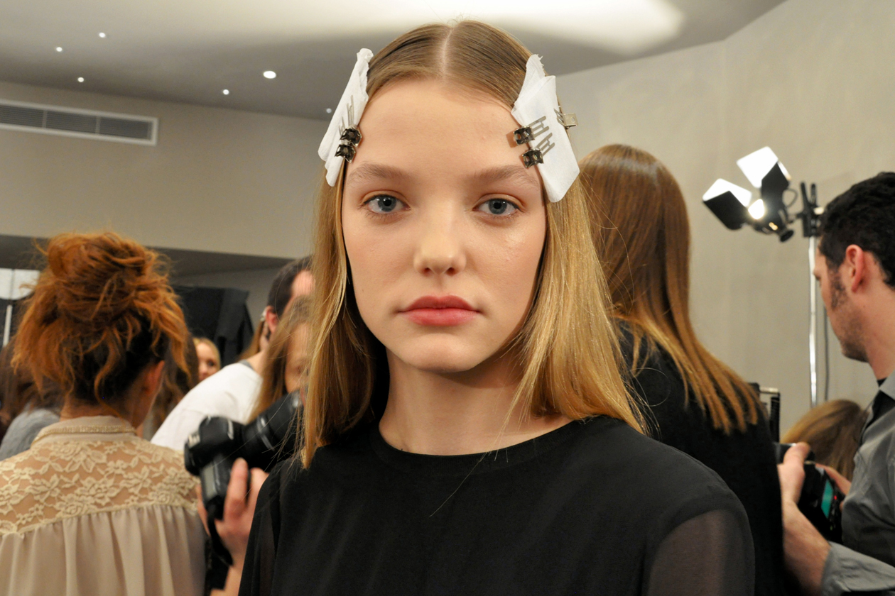 BACKSTAGE EMILIO PUCCI A/I 2015-16: CAPELLI CON LA RIGA IN MEZZO A CURA DI EUGENE SOULEMAIN PER WELLA