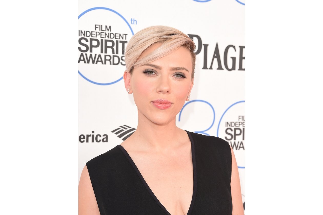 Capelli biondo platino: Scarlett Johansson