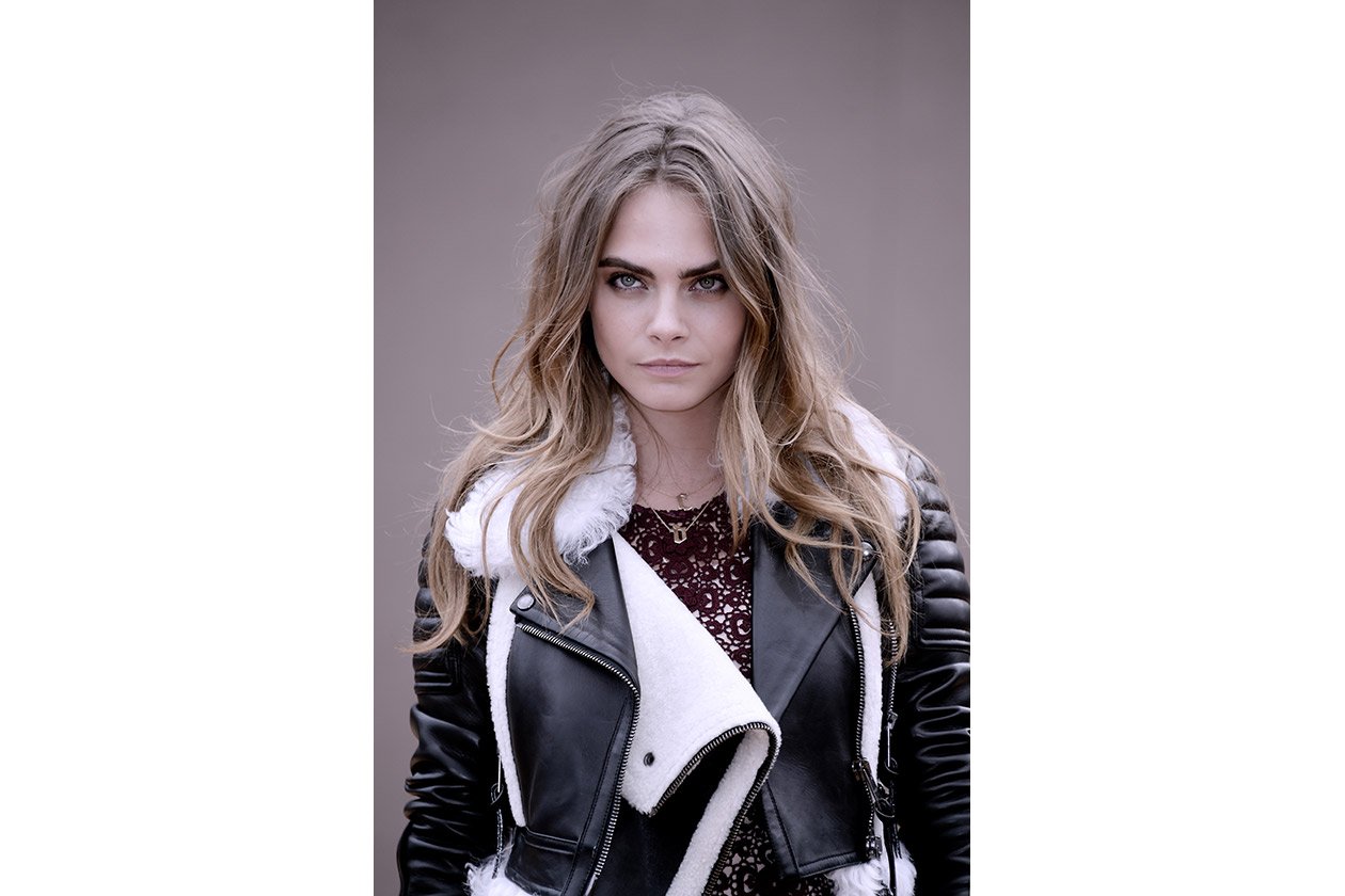 Capelli con la riga in mezzo delle star: Cara Delevigne