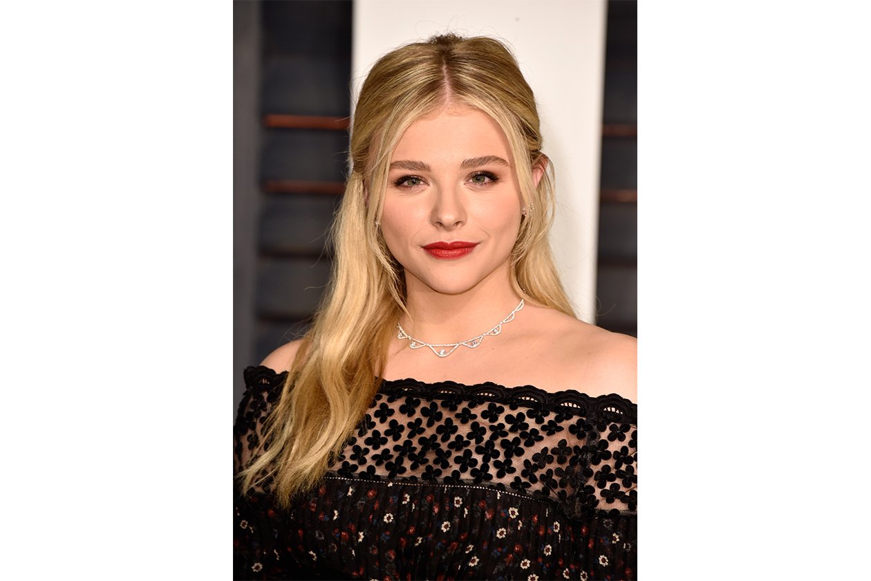 Capelli con la riga in mezzo delle star: Chloe Moretz