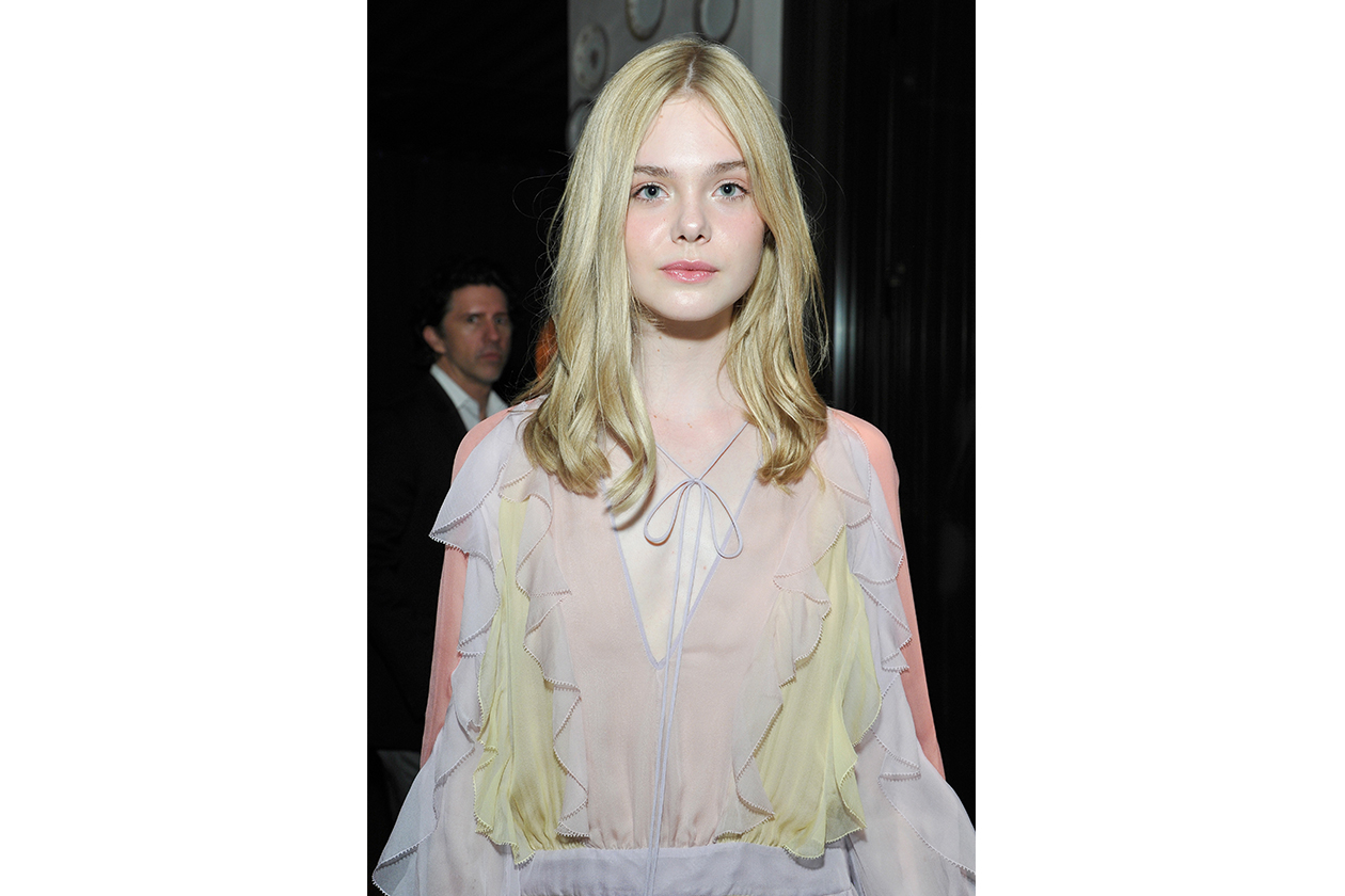 Capelli con la riga in mezzo delle star: Elle Fanning