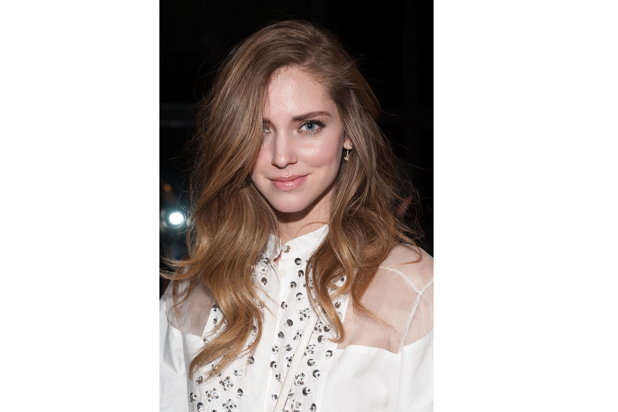 Chiara Ferragni capelli: morbide onde e riga laterale