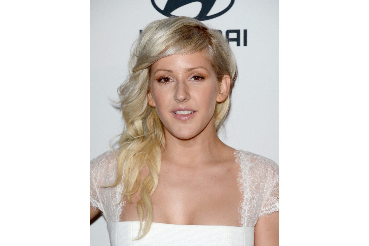 Ellie Goulding capelli: raccolto laterale