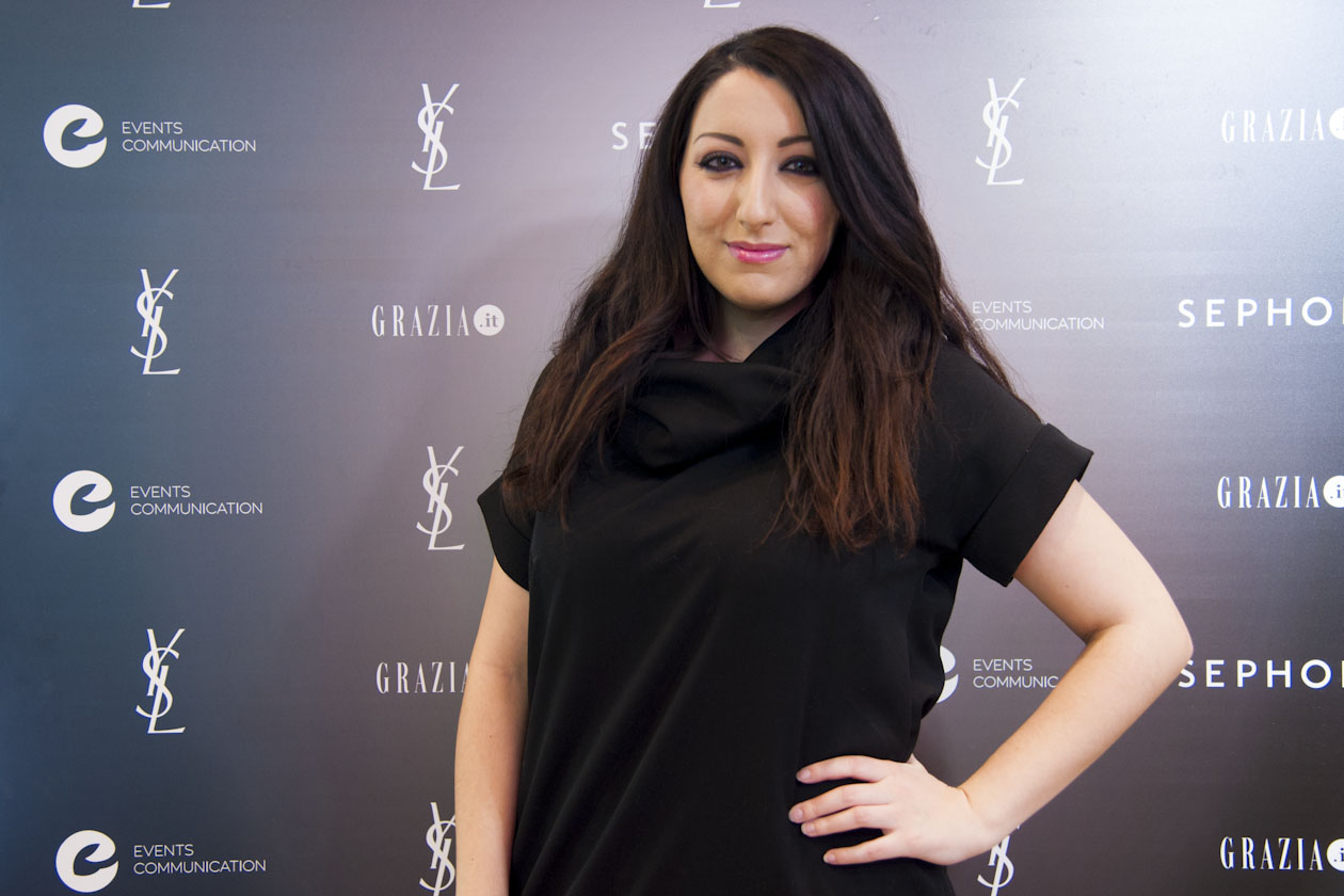 #GETONSTAGEYSLBEAUTY: L’IT BLOGGER VERONICA CRISTINO IN POSA DAVANTI AL WALL