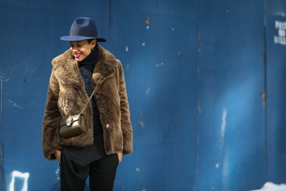 Street Style: cappello Borsalino, pelliccia corta e borsa a tracolla