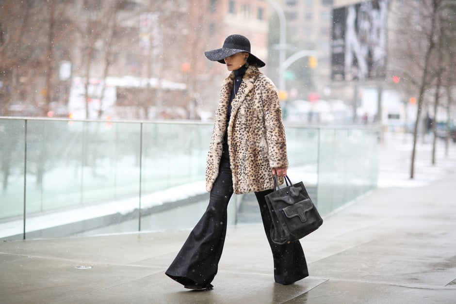 Street Style: pantaloni a zampa e faux fur animalier