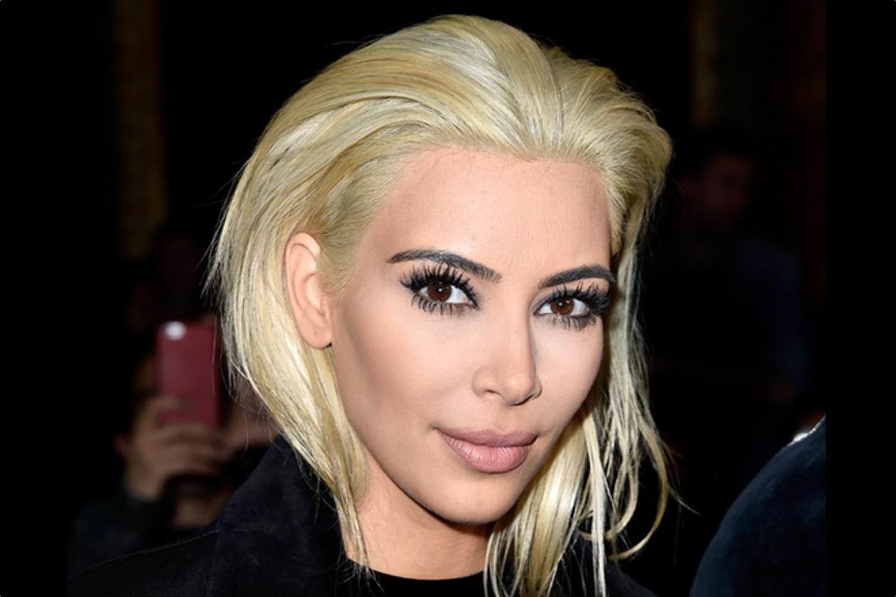Kim Kardashian torna bionda per le sfilate di Parigi