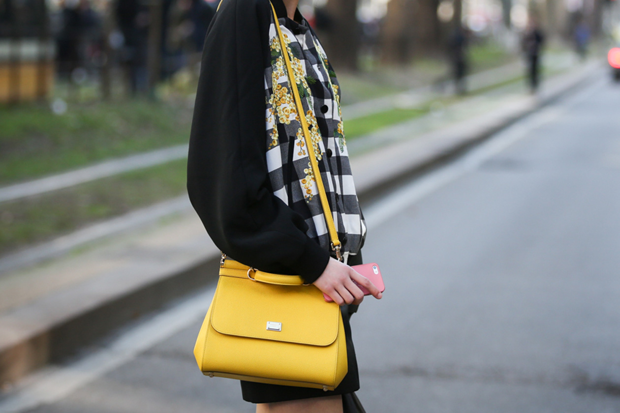 Tendenze dallo street style: la borsa gialla