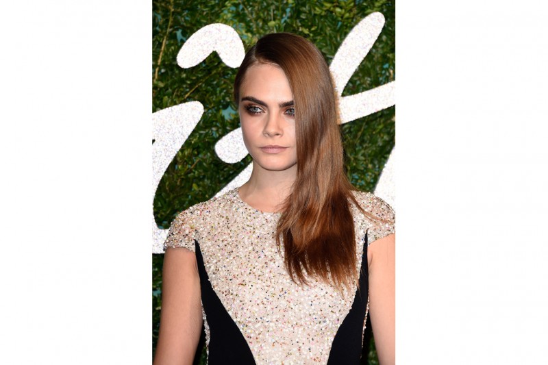 Cara Delevingne capelli: capelli di lato