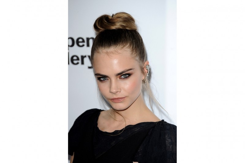 Cara Delevingne capelli: chignon da red carpet