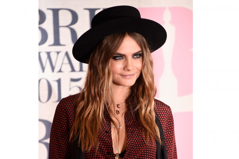 Cara Delevingne capelli: con il cappello