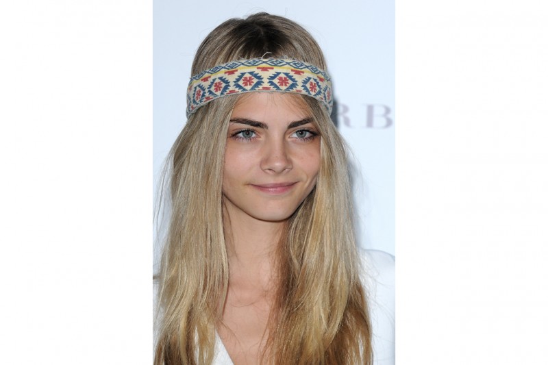 Cara Delevingne capelli: lunghi con fascia