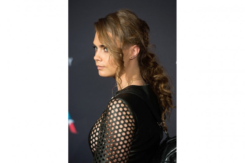 Cara Delevingne capelli: mossi e raccolti