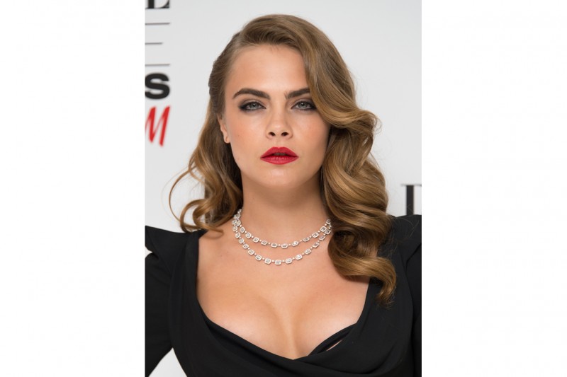 Cara Delevingne capelli: raccolto vintage