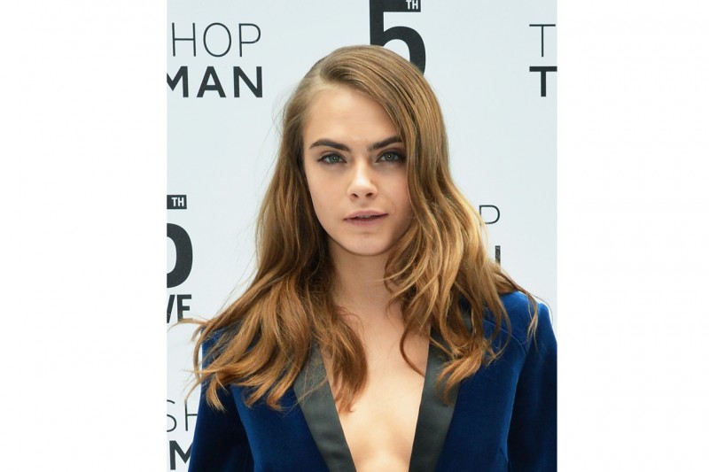 Cara Delevingne capelli: riga laterale