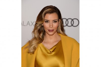 Kim Kardashian trucco: sopracciglia ben pettinate e ciglia extra