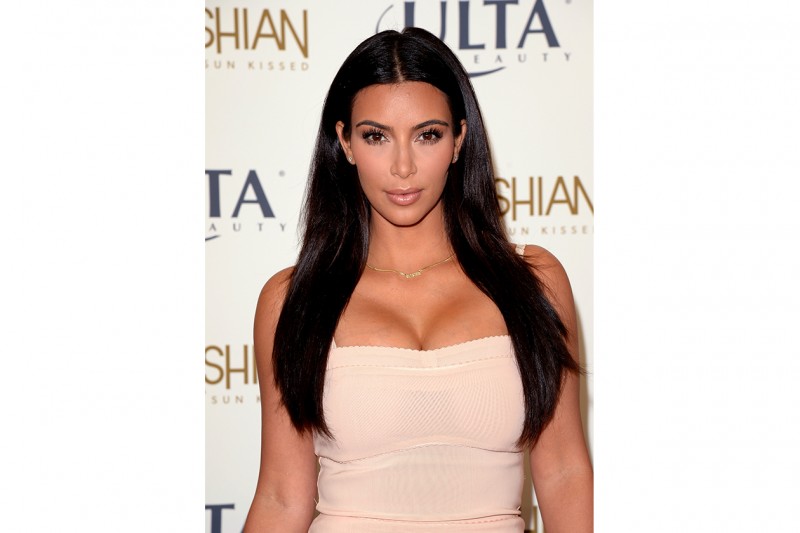 Kim Kardashian trucco: sopracciglia bold e lipgloss trasparente