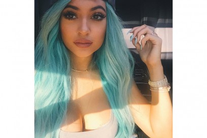 Kylie Jenner capelli: lunghi azzurri