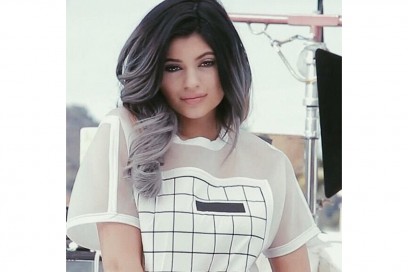 Kylie Jenner capelli: neri con punte grigie