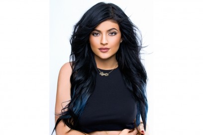 Kylie Jenner capelli: nero corvino con extension blu