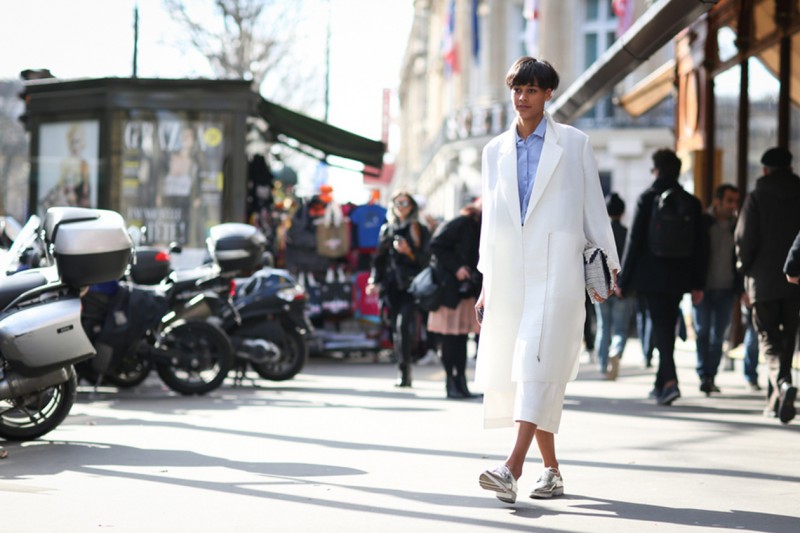 LOOK 3: TRENCH E CROPPED PANTS ABBINATI A DETTAGLI SILVER