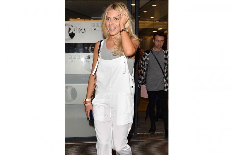 LOOK CON SALOPETTE: Mollie King