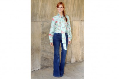 Miriam leone: Casual in jeans e blusa