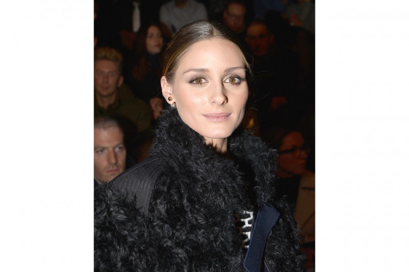 Olivia Palermo trucco: smokey eyes borgogna e oro